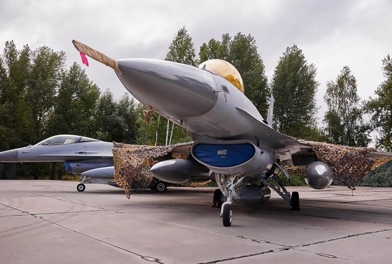    Истребители F-16