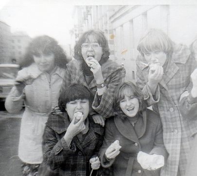 Мороженое на 1 Мая, и очкарик тут один)))