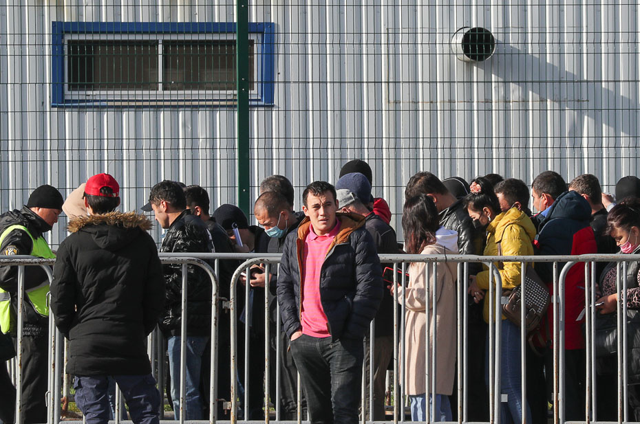 Россия. Москва. Иностранные граждане у Многофункционального миграционного центра. Фото: Михаил Терещенко/ТАСС