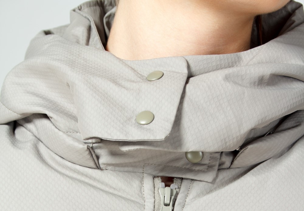    После стирки повесьте вещь на вешалку, чтобы она быстрее высохла.Freepik