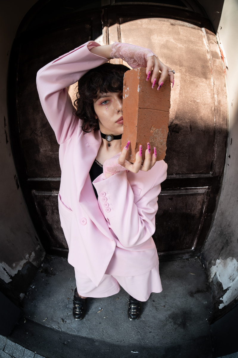 Посмотрите на этот офигенный, вкусный кирпич, он так и просится надкусать его, пока наша модель держит его в руках (а вот и байт на коменты🤓)