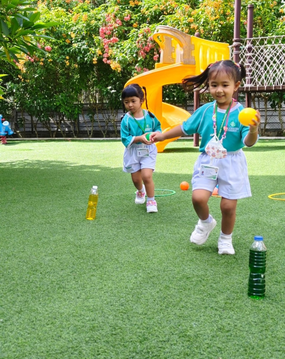 Цвета здесь изучают в любой деятельности. А не только за партой:)