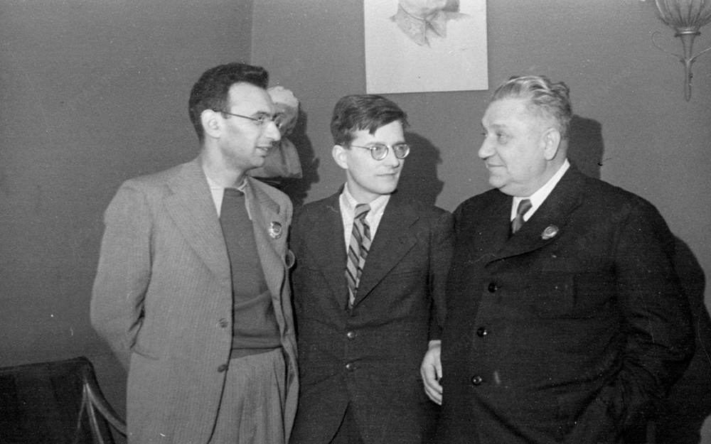 Дирижер Б.Э. Хайкин (слева), композитор Д.Д. Шостакович, певец, н.а. РСФСР С.И. Мигай на вечере "Героический Ленинград" в ЦДРИ. / Москва. 1942 г. / Фотограф: Явно Е.И. / РГАКФФД. Арх.№ 0-385386