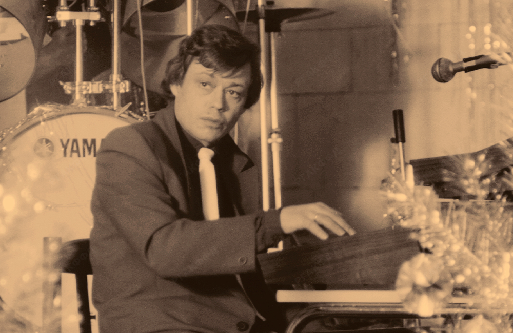 Н.П. Караченцов выступает на одном из новогодних концертов. / Москва. 1975 г. / Фотограф: Агеев А.Н. / РГАКФФД. Арх.№ 0-391183