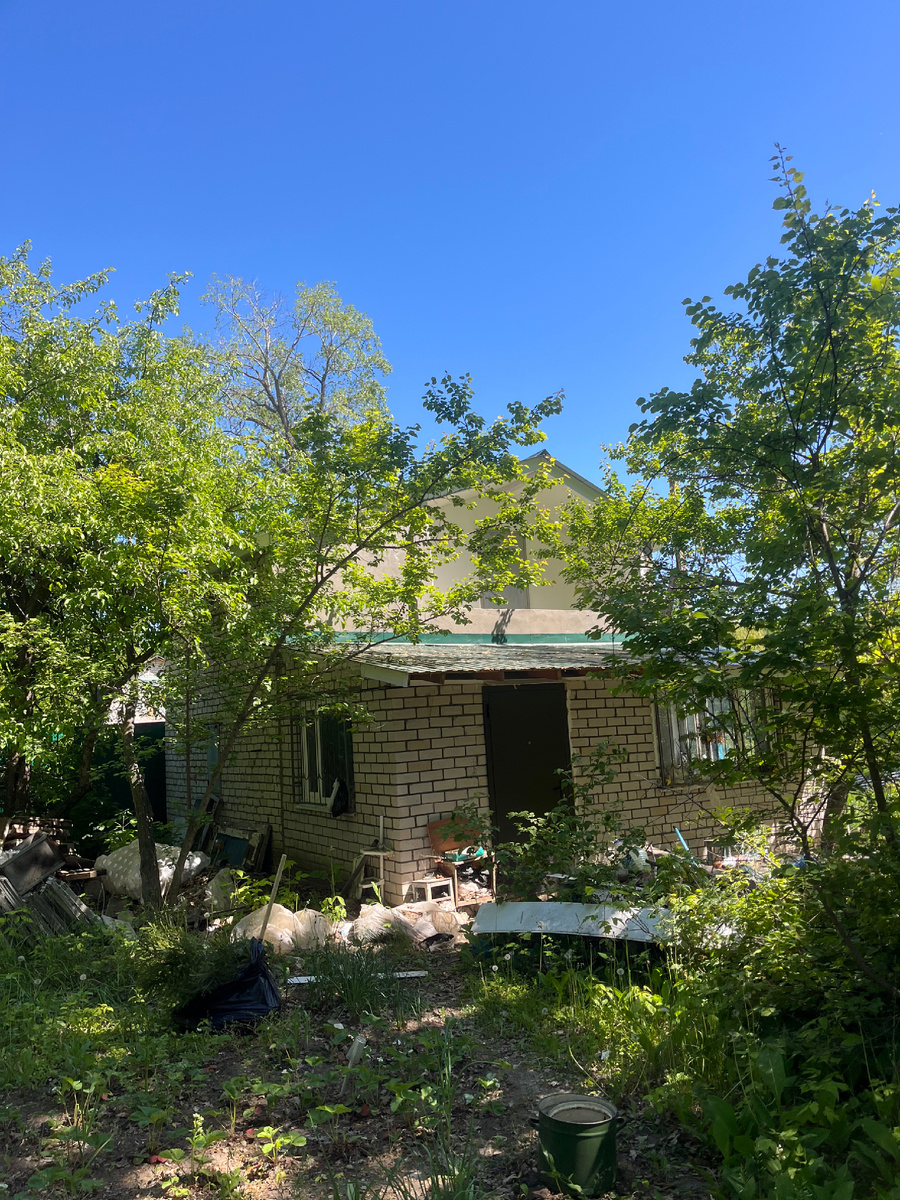 Вокруг дома все было усеяно мусором и старыми вещами. Внутри дома творился хаос как в бомжатнике.