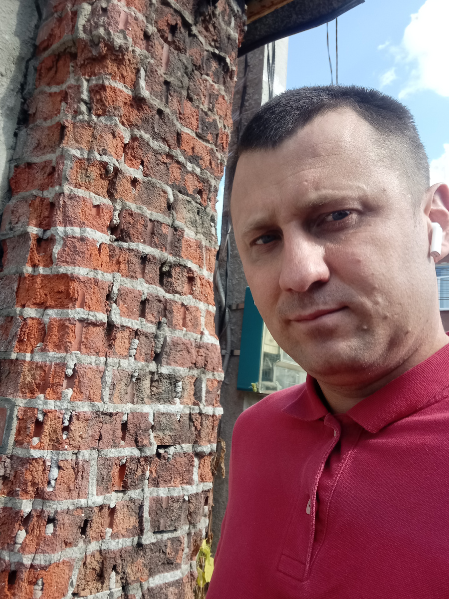Автор слушает аудиокнигу  и делает фоточки для блога