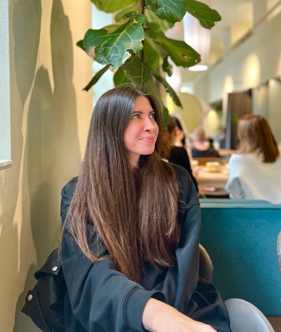 Это была наша первая встреча-знакомство, но несколько часов мы болтали без остановки за чашечкой кофе как старые добрые друзья. Энергетика у Алены фантастически приятная, как и у созданных ею вещей.