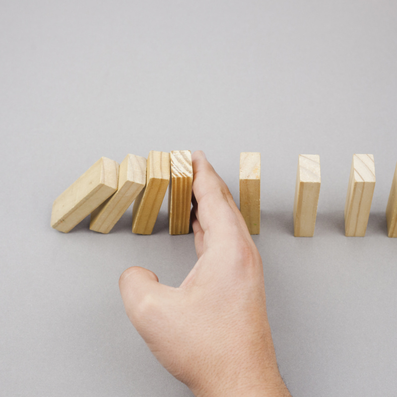 Получается, что активы бизнеса уже на старте закреплены за каждым из собственником, поэтому, если Ваш партнер неожиданно решит покинуть совместное предприятие, Вы точно останетесь хотя бы с половиной активов. Сохранить бизнес целиком, вероятно, не выйдет - Ваш партнер является полноправным владельцем своих активов и, в случае конфликта, может на зло Вам продать их кому угодно по своему усмотрению или вообще увезти себе в гараж пылиться. К тому же, при оформлении таких отношений, важно иметь ввиду, что налоговая может расценить такую деятельность, как дробление. Не забывайте обращаться к профессионалу, если планируете такую схему.  Вариант 3 - все оформляем на одного