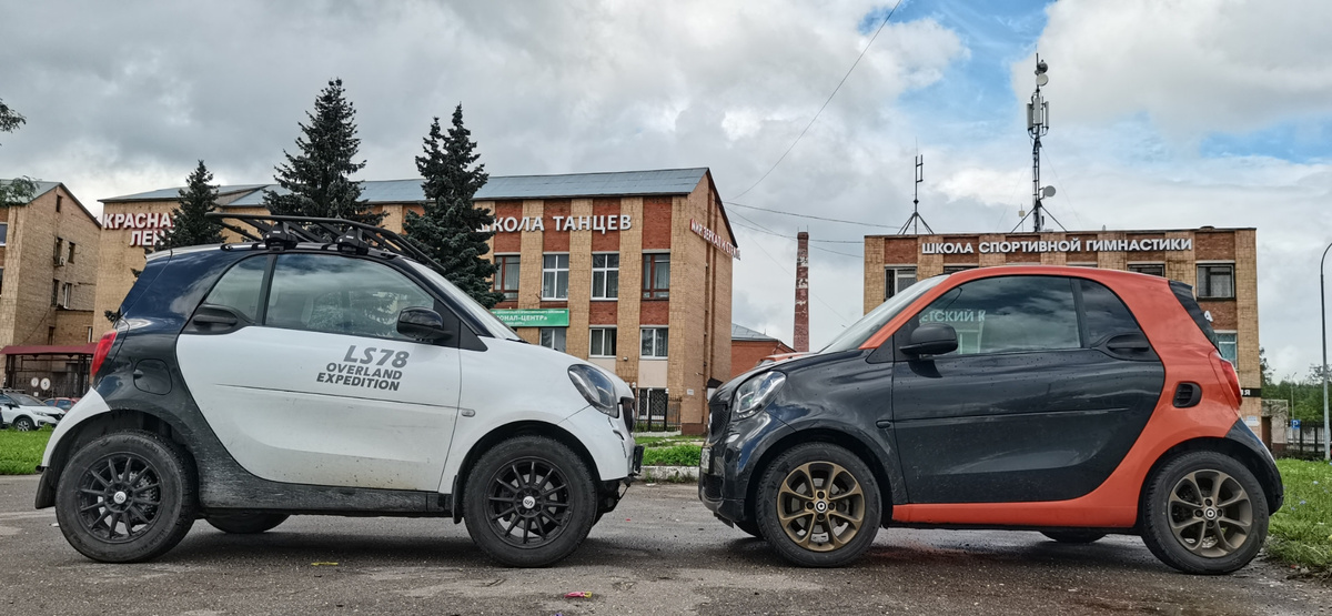 Мои два Смарта, ЧБ 2016 года, а черный с оранжевым 2018