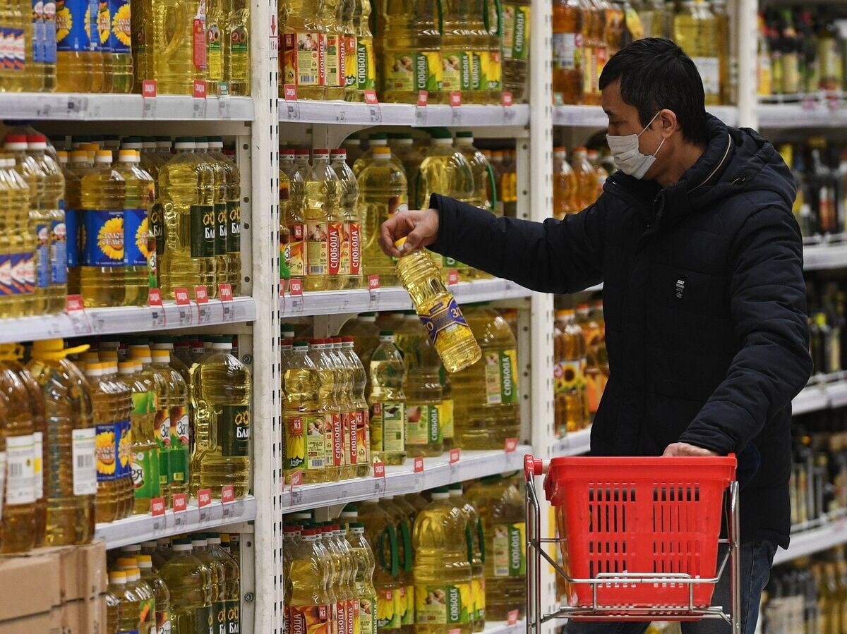    Стеллажи с подсолнечным маслом в гипермаркете© РИА Новости . Александр Кряжев