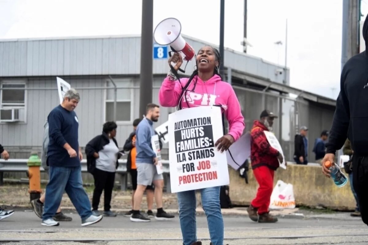    AP: портовые работники в США приостановили забастовку