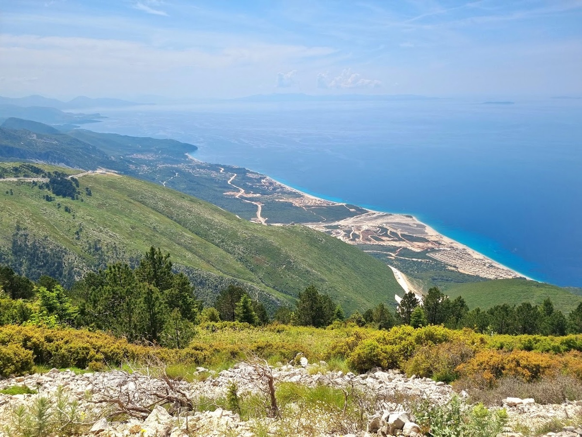 Национальный парк «Логара́» — природоохранная зона, расположенная на юго-западе Албании, на территории округа Влёра, область Влёра, в сорока километрах к югу от города Влёра в Акрокераунских горах. Образован в числе первых четырёх национальных парков страны 21 ноября 1966 года.