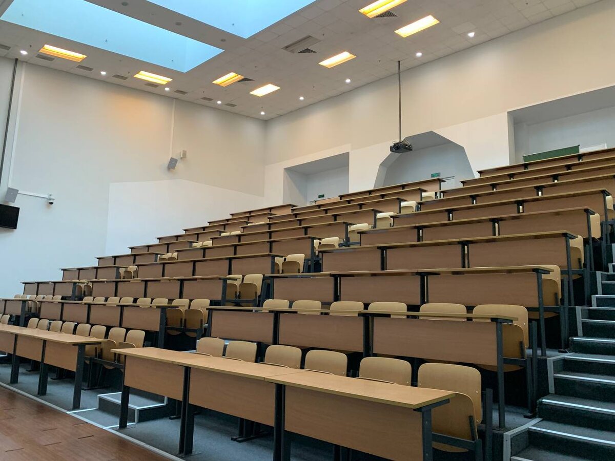 Лекционная аудитория в одном из корпусов ДВФУ