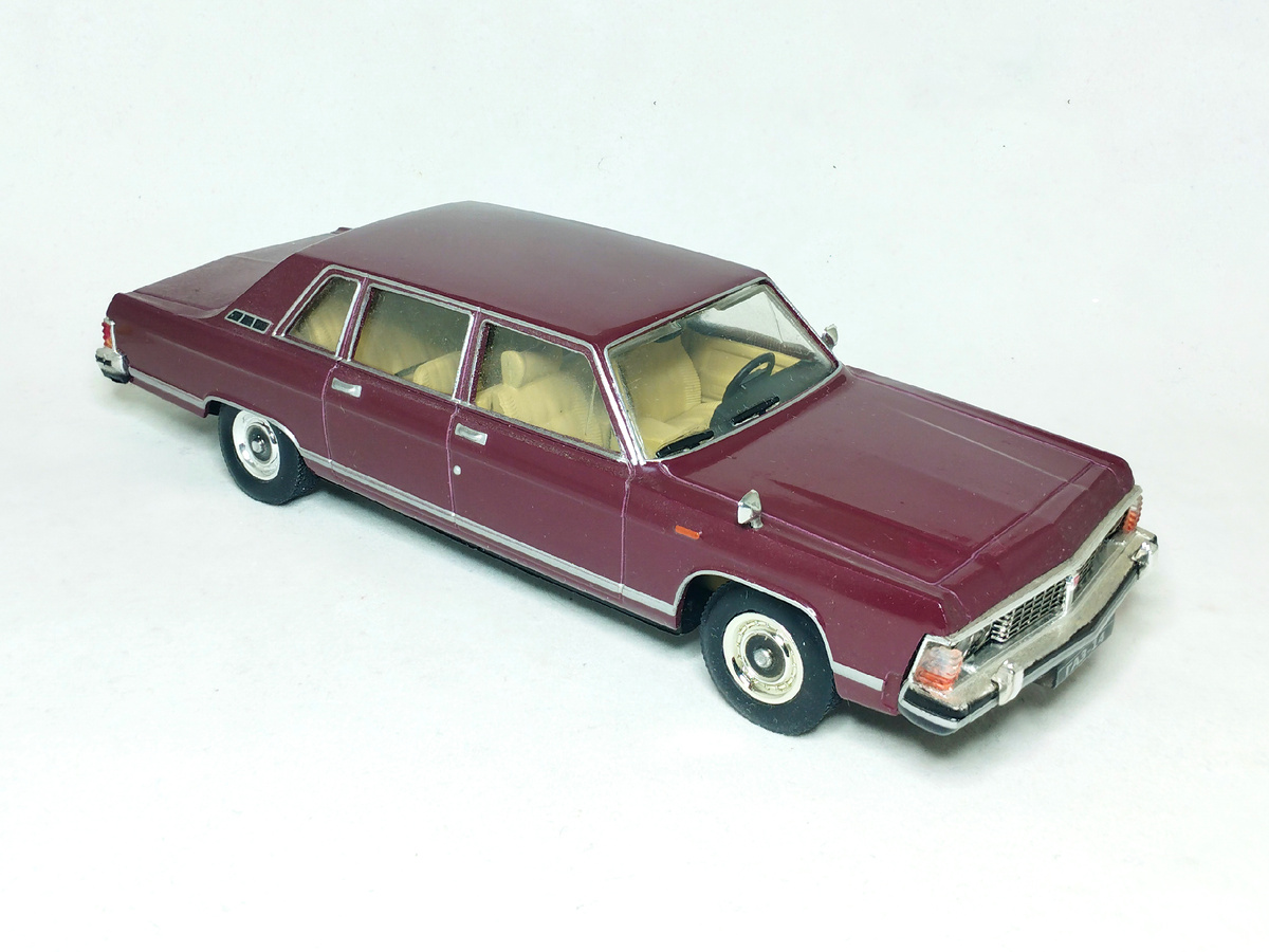 Рис. 2. Масштабная модель автомобиля ГАЗ-14 «Чайка» в вишнёвом цвете от фирмы «Наш автопром» в масштабе 1:43 до выполнения работ