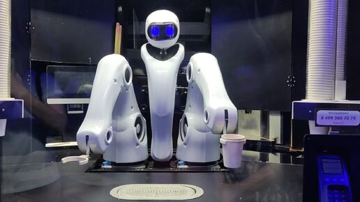 Милый РОБОТ-БАРИСТА🤖делает КОКТЕЛИ🥤в парке 