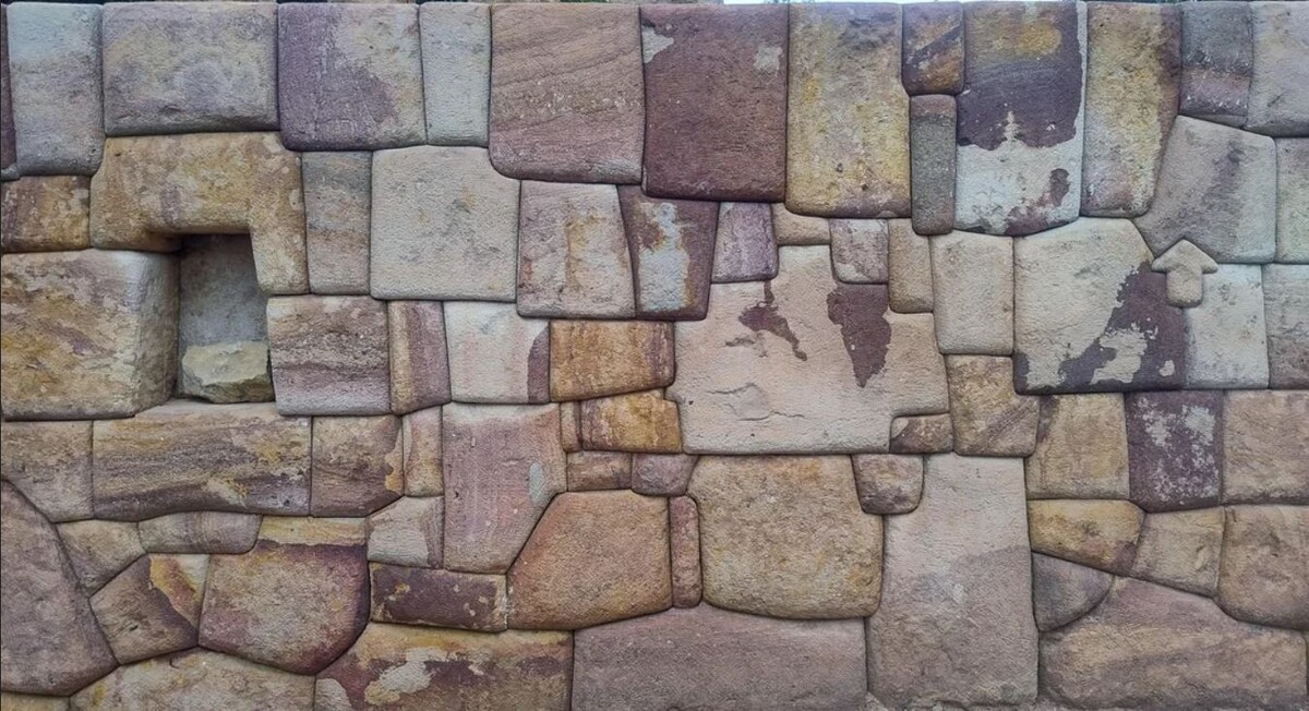 Инициалы на камне в нише (WB) принадлежат деду заказчика. Он построил первоначальный дом на этом участке. Некоторые из его каменных работ, такие как фундамент, пни, камин и дымоход, остались на месте.