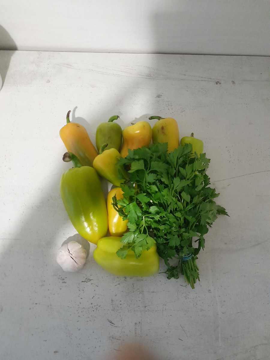 Петрушку и чеснок добавляем по вкусу. Но и жадничать тоже не нужно. 