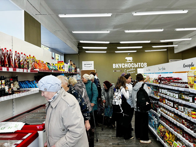 Первые покупатели в магазине «Вкусносытов» знакомятся с ассортиментом