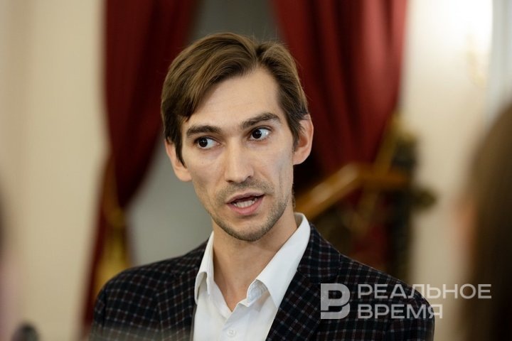 В театре Тинчурина Закиров не только играет, но и ставит спектакли. Мария Зверева / realnoevremya.ru