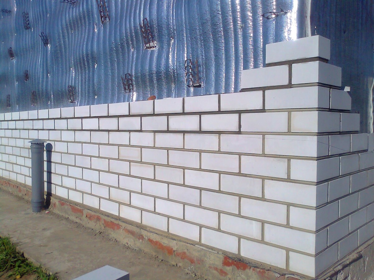 Стена из белого силикатного кирпича