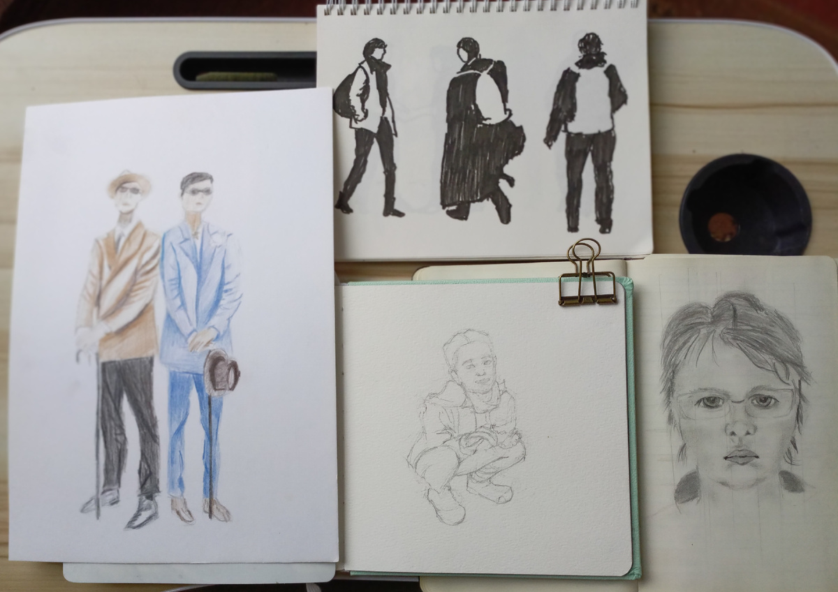  Рисунки , что лежат на даче. Девочка на корточках из новых.Период 2013-2024 годы.