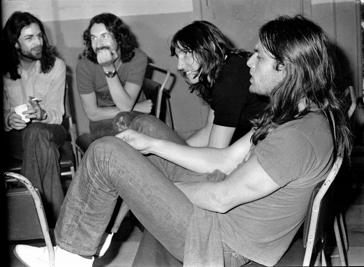 PINK FLOYD — Рик Райт, Ник Мейсон, Роджер Уотерс, Дэвид Гилмор, гримёрка, Брайтон-Доум, 1972