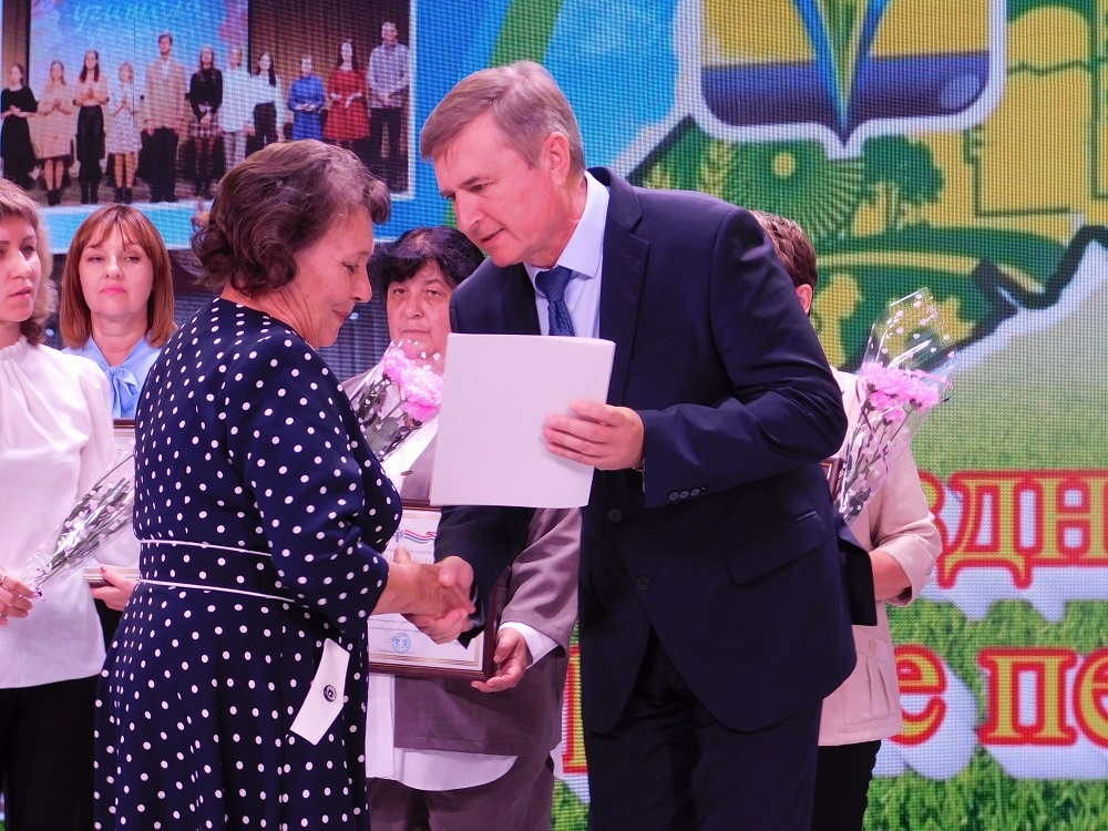    Глава Искитимского района вручил награды лучшим учителям . Фото Анны Зубаревой