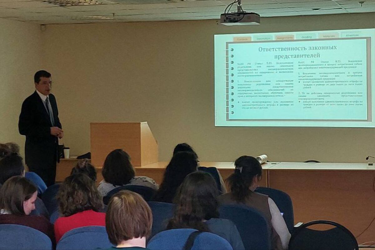 

В Иркутском районе запустили проект «Безопасная среда». Его цель –  повысить компетентность в работе по профилактике и устранению буллинга в поселковых и деревенских школах. Участниками проекта стали молодые педагоги и студенты последних курсов педагогических направлений колледжей.