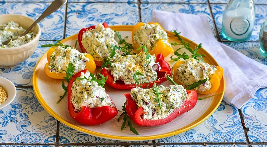   Закуска из сладкого перца с творогом и укропом
