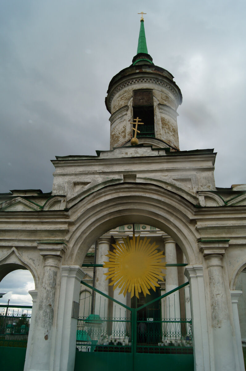 Ворота к храму. Село Быньги