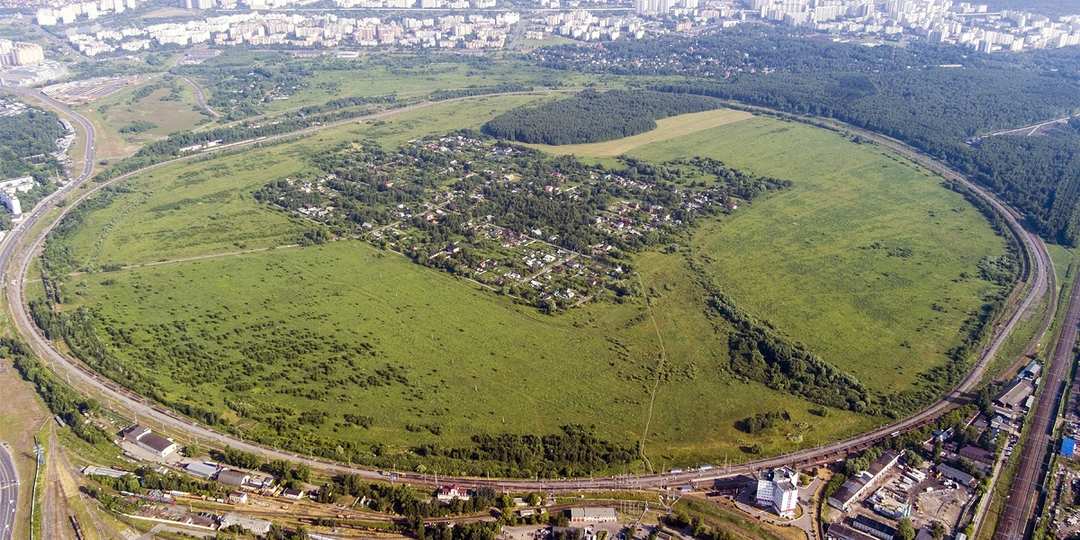 Без цивилизации в 40 минутах езды от центра Москвы. Как живут в деревне, отрезанной железной дорогой?