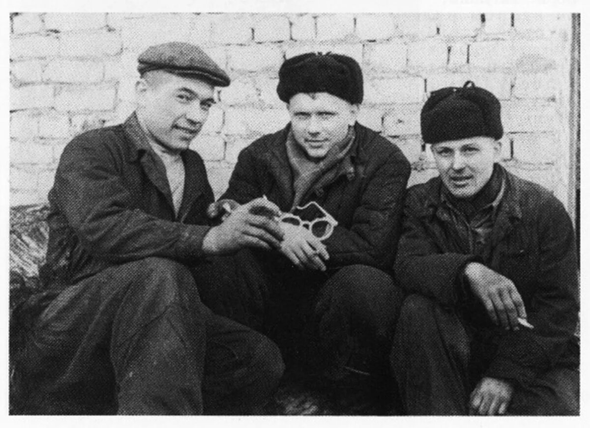 Эдуард Стрельцов с тюремными товарищами