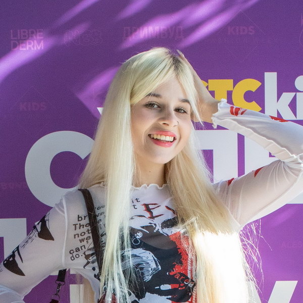     Звезды «СуперЛайкШоу» собрались на секретном девичнике, чтобы подготовиться к премии