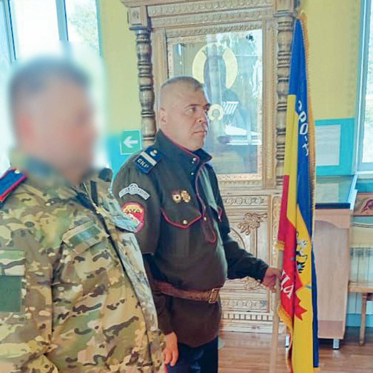Перед отъездом на спецоперацию Павел (слева) прошёл обряд верстания в казаки в Преображенском храме посёлка Ольховатка
