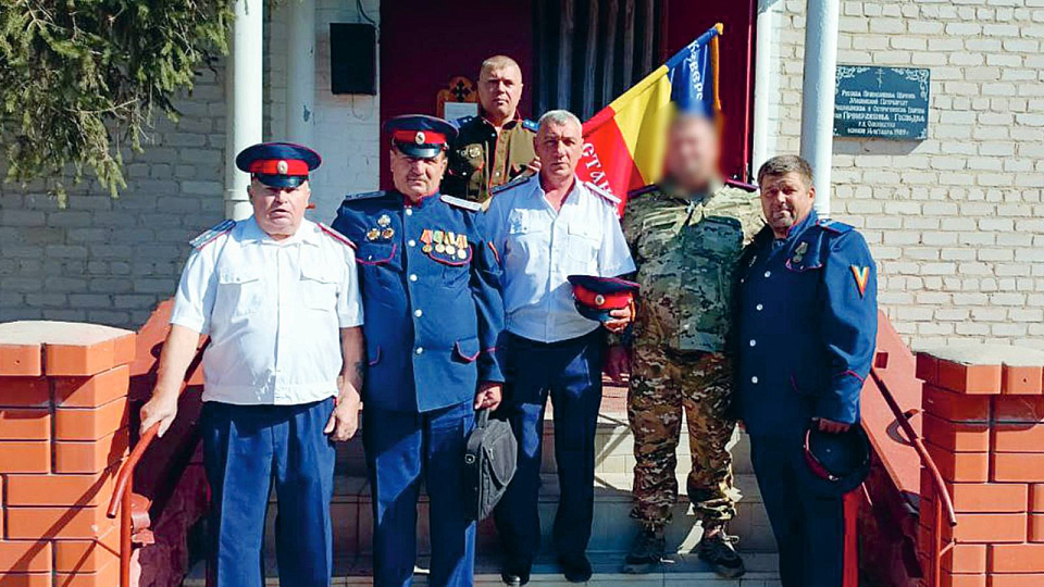 Станичный атаман Виктор Свертокин (второй слева) и казаки торжественно проводили товарищей на фронт