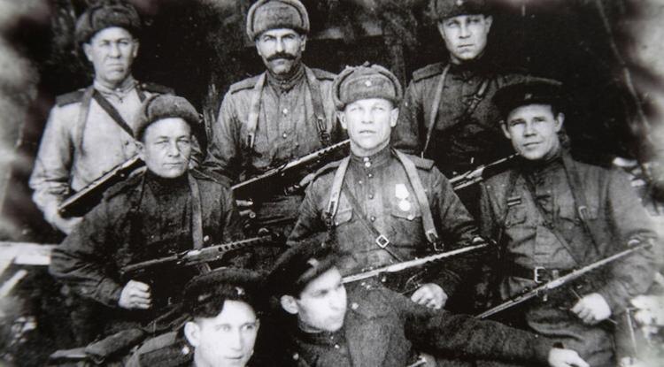 Бравый усатый командир – Кирилл Штана, уроженец села Малакеево руководил стрелковым взводом Харьковского военного округа Фото: личный архив Сергея Соколова