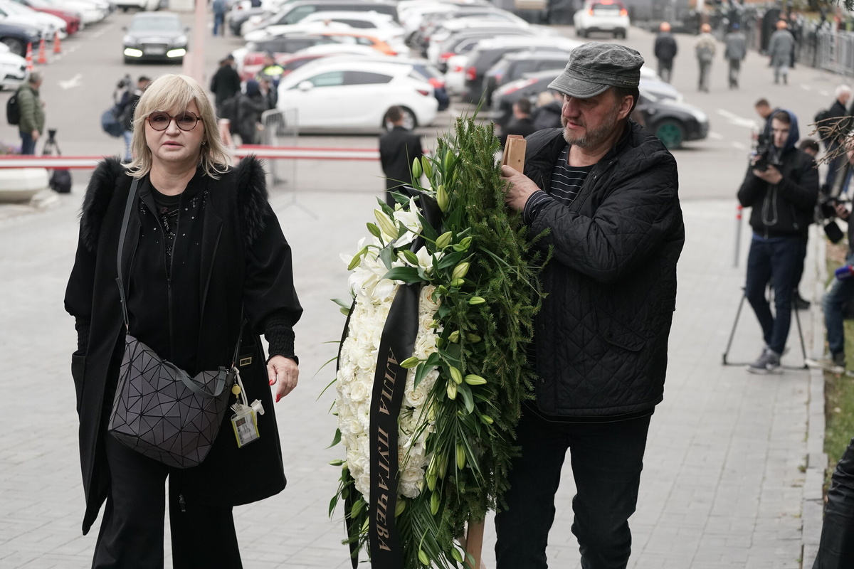 Подруга Аллы Пугачевой Елена Чупракова с венком от Примадонны фото: Эдуард Корниенко/Известия 