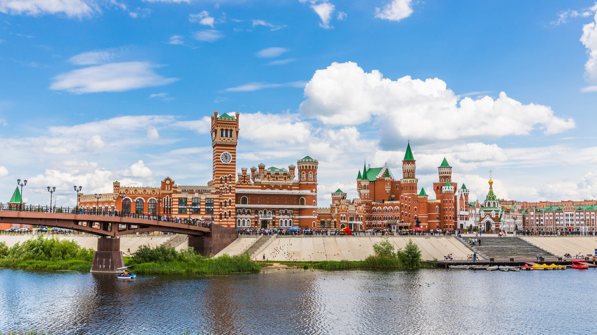 Бельгийская набережная Брюгге, копия Спасской башни Московского Кремля и кукольный театр в здании, похожем на немецкий замок. Можно посетить интересные музеи, местные активити-парки, аттракционы и творческие мастер-классы. Фото: Shutterstock