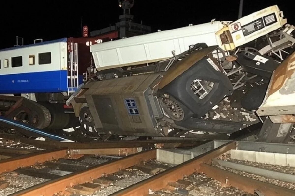    Грузовой поезд в лепёшку смял «КамАЗ» на станции Мга в Ленобласти