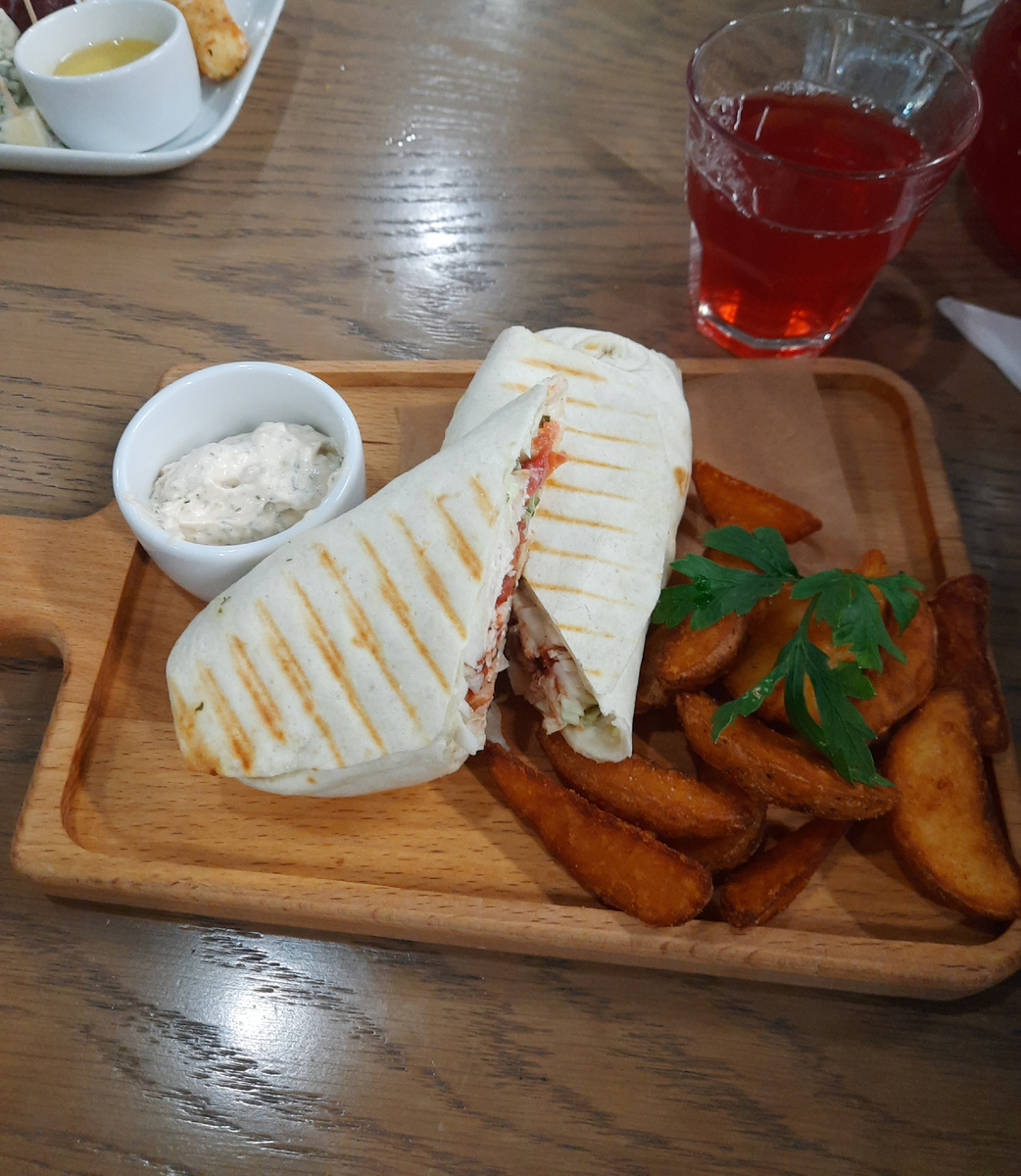 Хоть иногда посидеть с подругами в кафе и обсудить всё на свете - это же здорово!