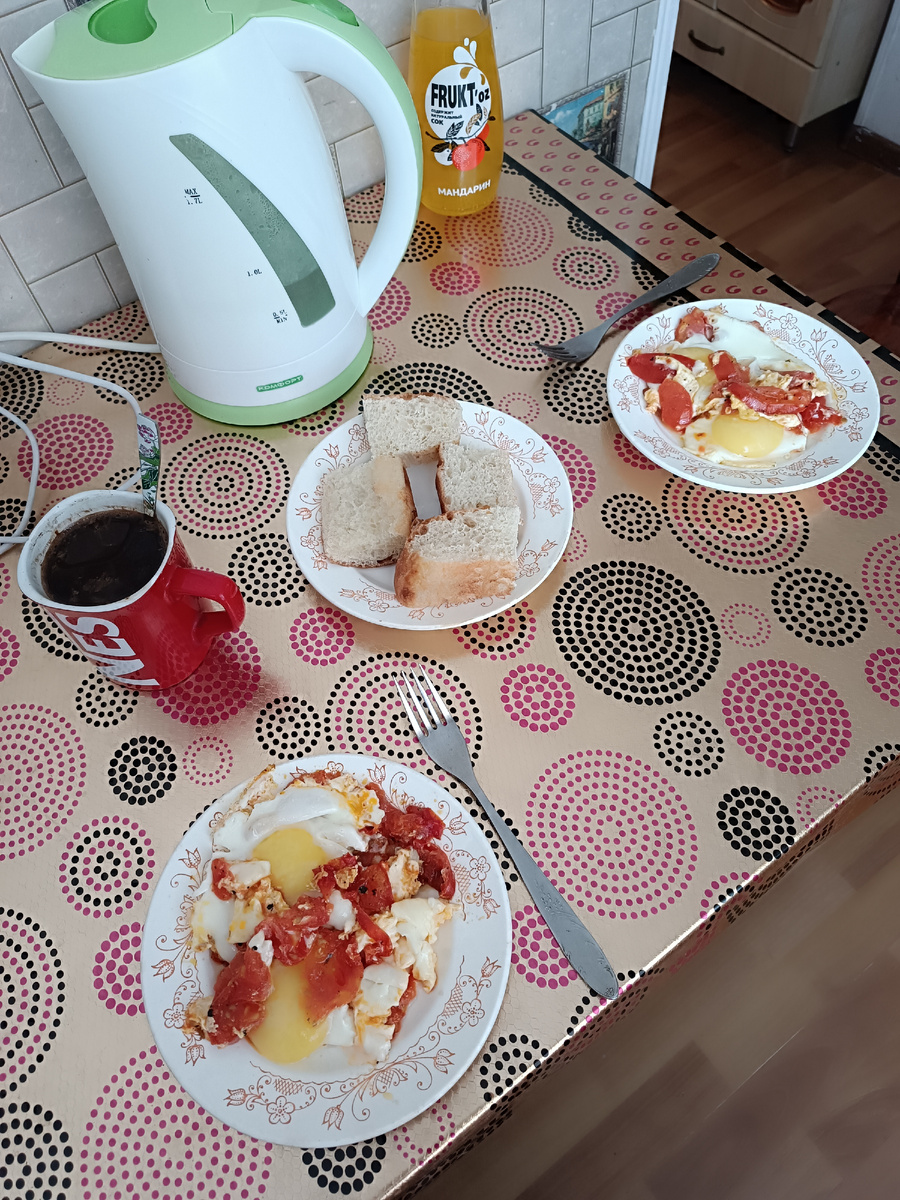 Яичница с помидорами, кофе с лимоном, хлеб, мясо, сыр. Тут тарелка с ними не в кадре.