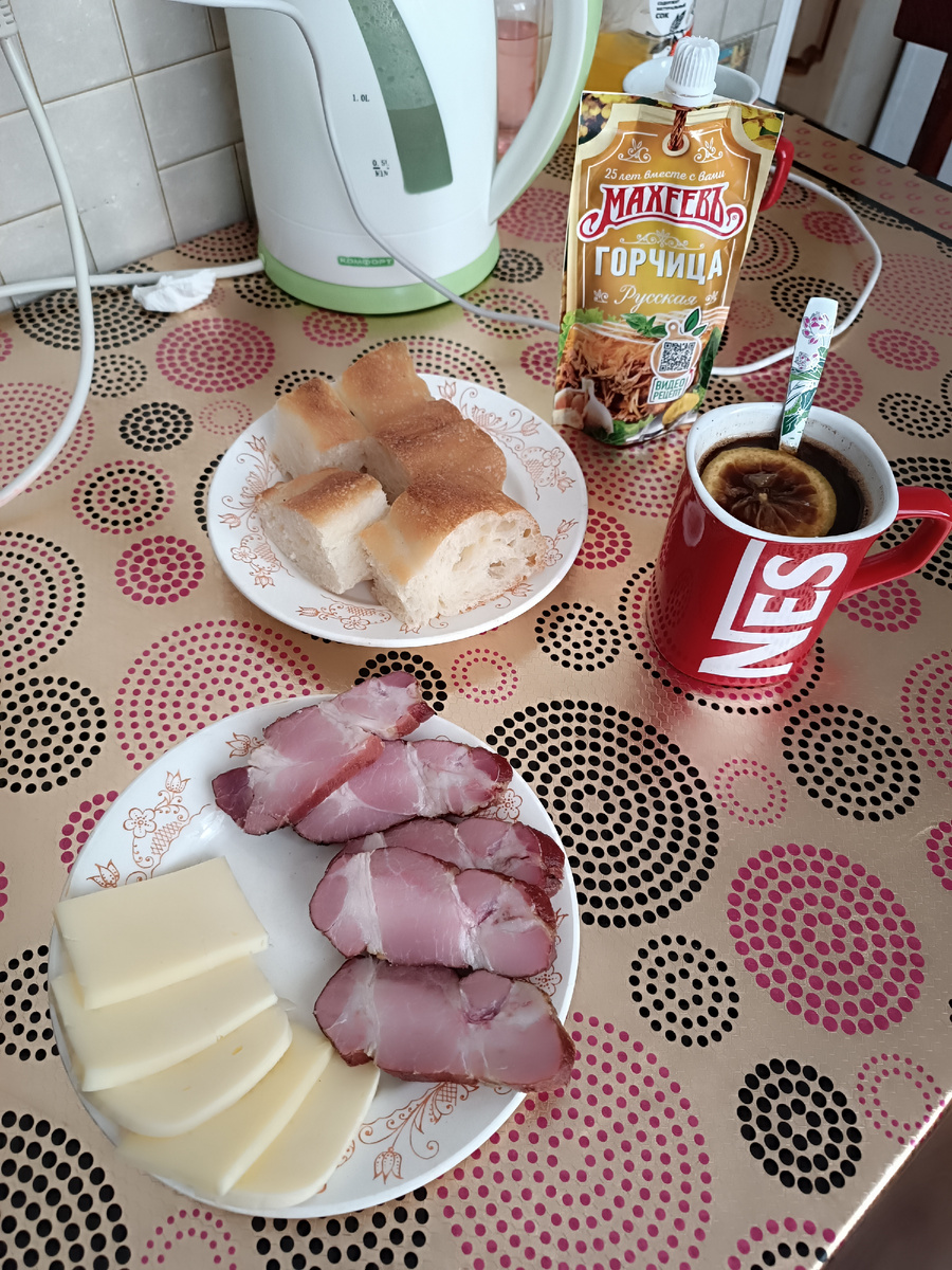 Кофе с лимоном, мясо, сыр, хлеб. Вариант "Лайт", когда некогда или лень жарить яичницу.