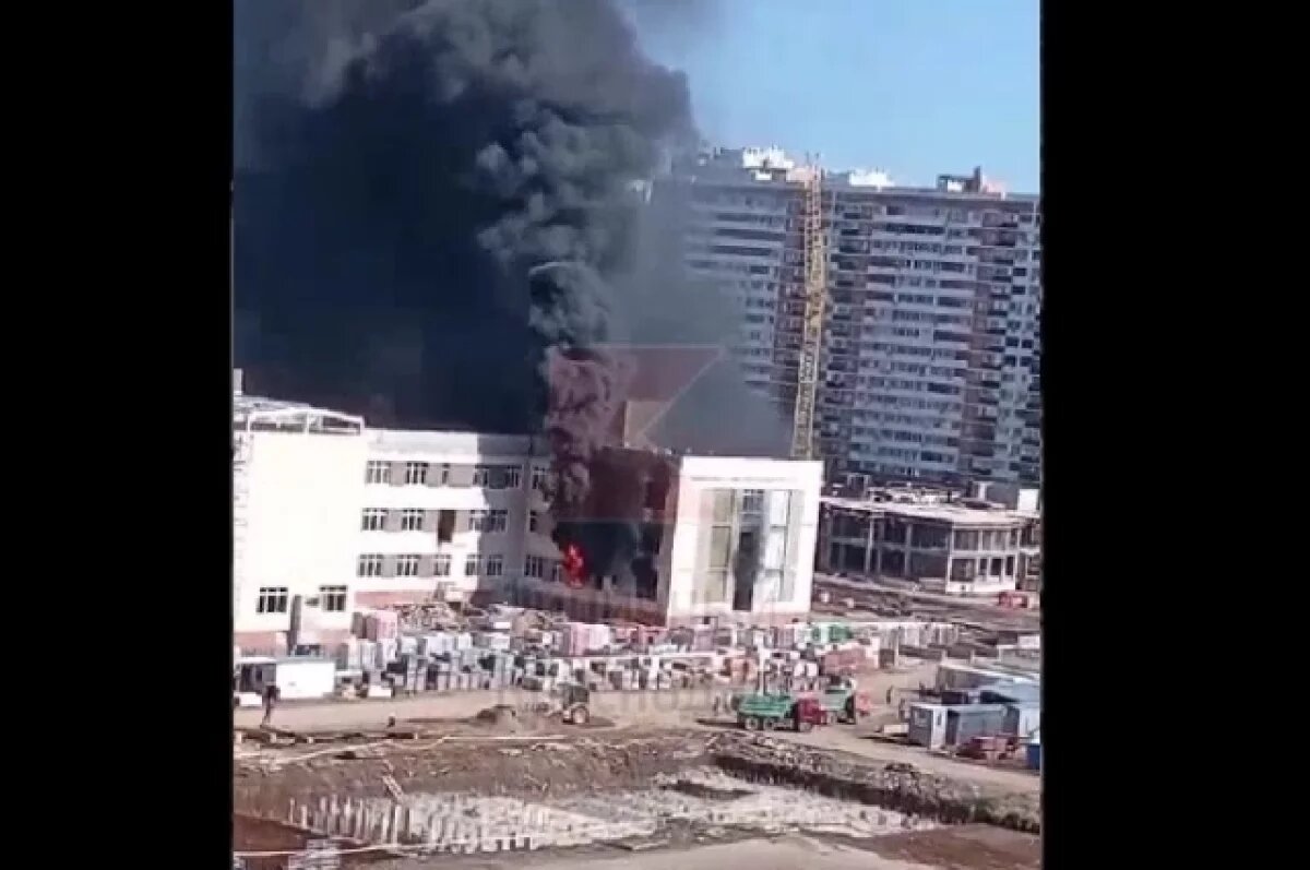    В Краснодаре горит строящаяся школа в районе улицы Командорской