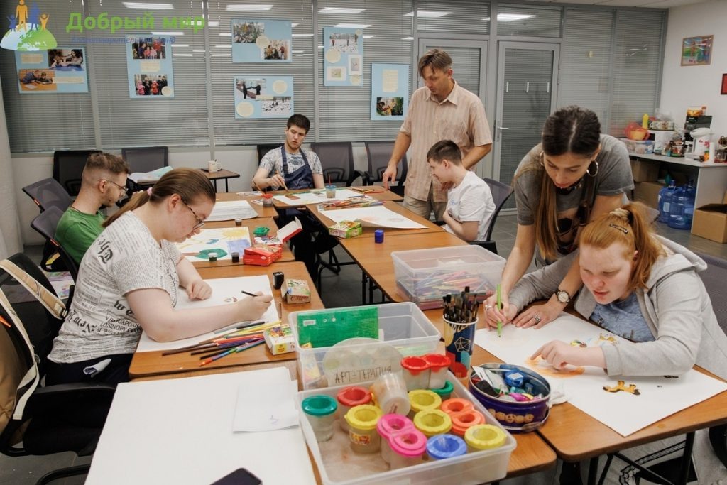 подопечные фонда «Добрый мир» на занятиях (фото: vk.com/bfdobriymir)