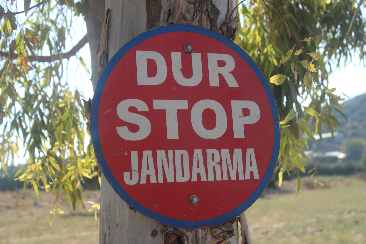 Пост жандармов на дороге