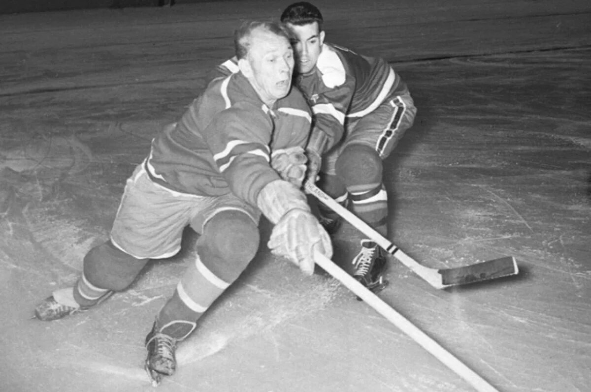    Защитник советской команды Николай Сологубов (слева) во время игры. 1959 г.