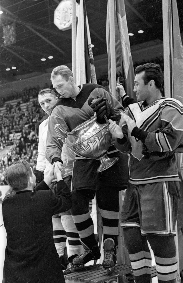    Лучший защитник мира, капитан хоккейной команды ЦСКА Николай Сологубов (в центре) на пьедестале почета. 1960 г. Фото:  РИА Новости/ Алексей Хомич