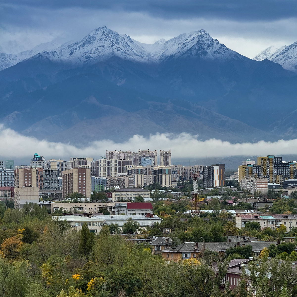 Вид из окон алматинской квартиры в день отъезда. Фото автора
