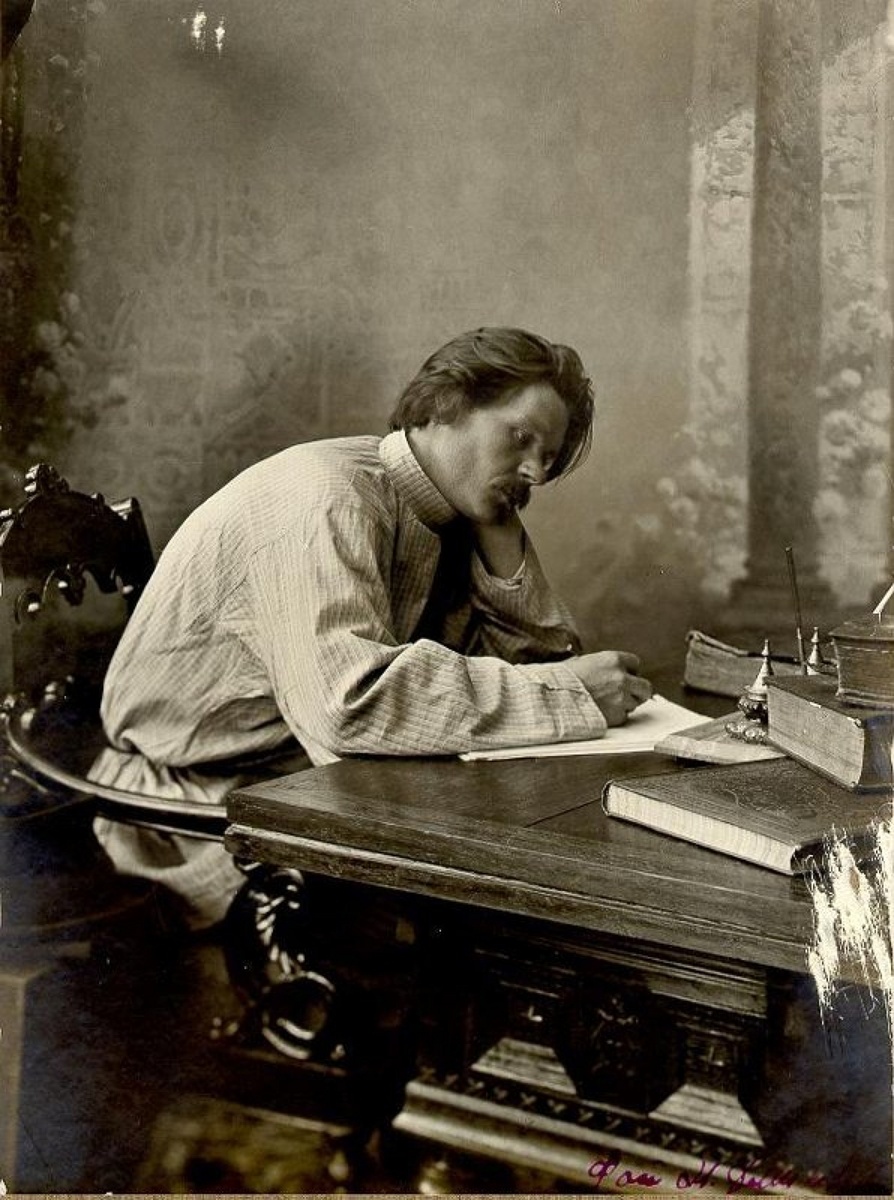 Максим Горький за рабочим столом, 1900-е годы