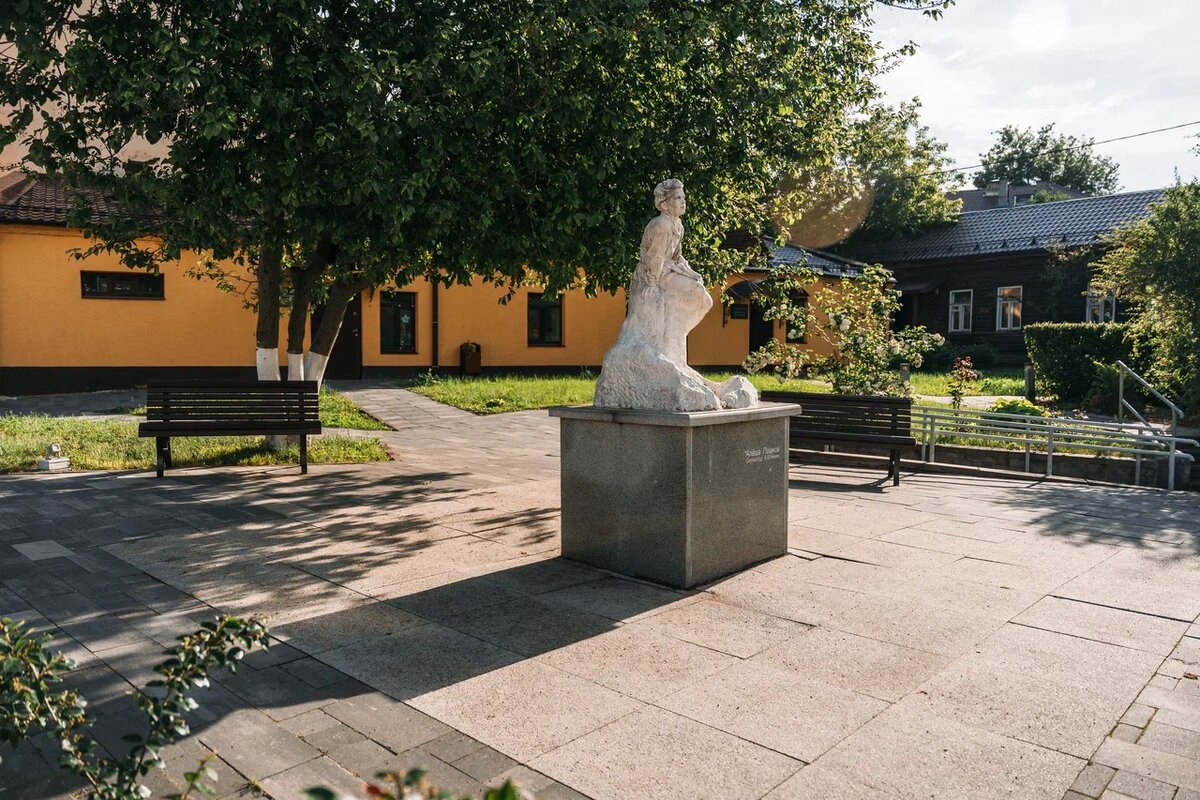 Памятник маленькому Алёше Пешкову у дома-музея Домик Каширина в Нижнем Новгороде